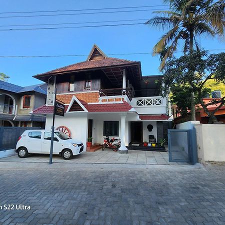 Kairali Palace Home Stay Thekkady Kültér fotó
